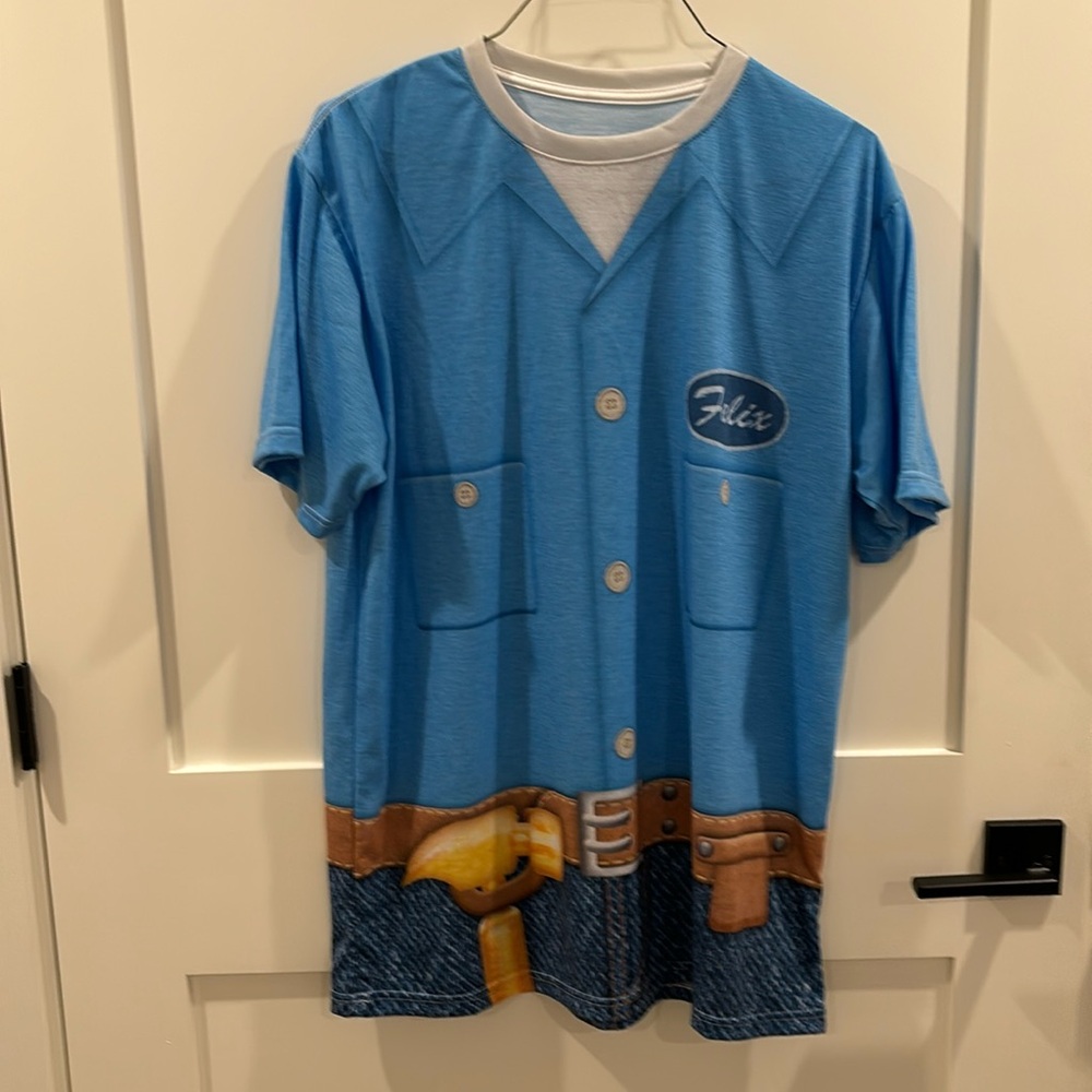 Fix it Felix costume tee. Also the matching hat. In excellent condition